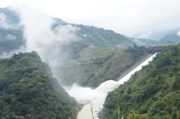 We stopped to stretch our legs and check out Ambuklao Dam on our way to Banaue