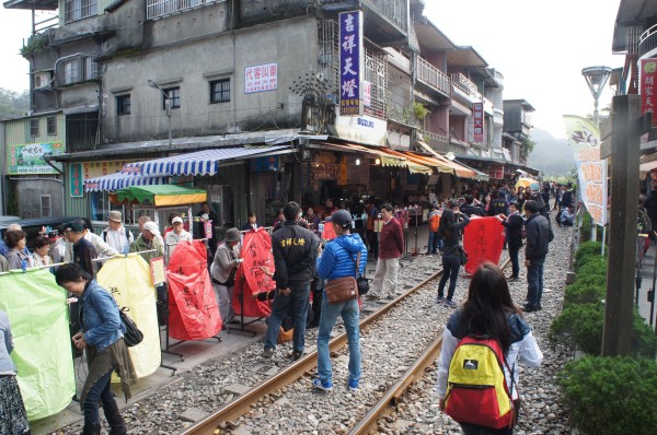 We walked around Ping Hsi "Pingxi" branch rail where we saw people "play sky lantern." They would write sayings or wishes on a paper sky lantern and then release it.