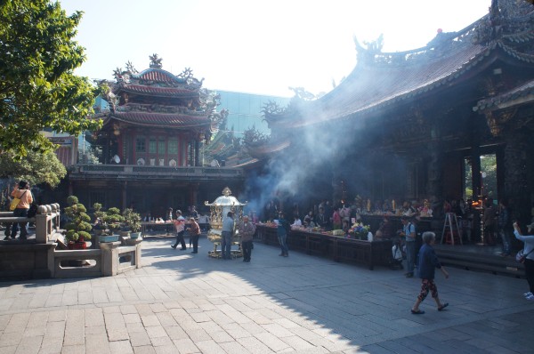 Started off the day by visiting Mengjia Longshan Temple