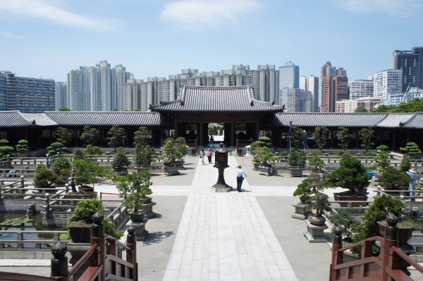 Chi Lin Nunnery was just across the bridge of the Nan Lian Garden