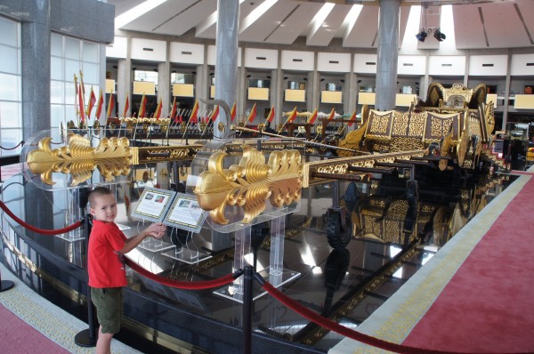 Royal Regalia Museum you can see things that the Sultan has used like this chariot that is about 50 years old