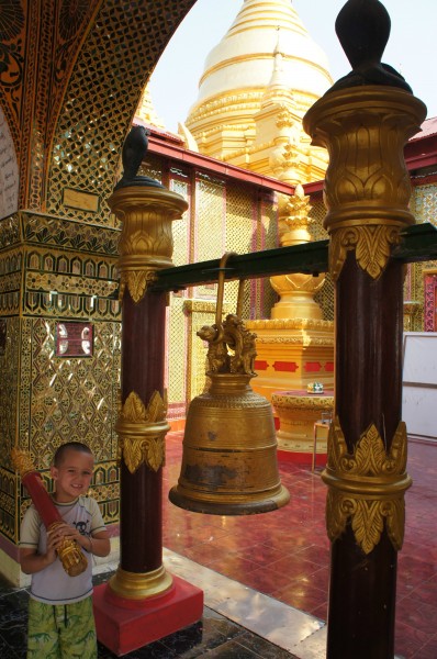 Mason ready to all people to prayer with a prayer gong