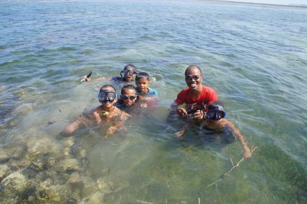 Our last day we met this family during low tide. The father was teaching his children how to fish.