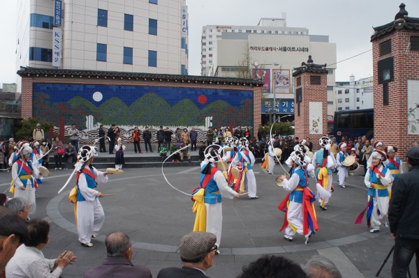 After lunch we saw these street performers doing the "Farmers Dance"