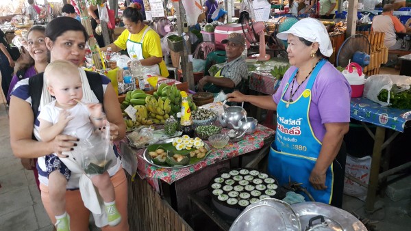 I had these small coconut pancakes the first time that we went to Bangkok and loved them. I was happy to find them again at Klong Ladmayom. They are small bit size snack.