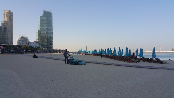 We woke up early and went to the JBR beach where they "mow" the sand. We spent a couple of hours there playing in the water and enjoying the company of friends.